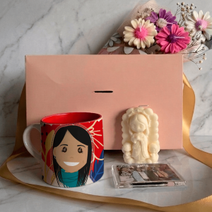 Kit de detalles para el día de la madre personalizados con mug de tinto y velas.