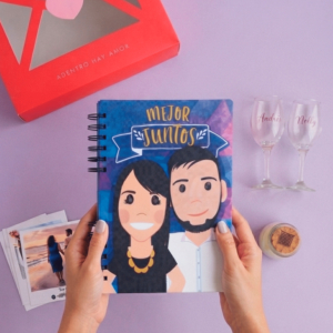 Regalos para el día del amor y la amistad con cajita de amor de álbum de fotos de pareja y copas de vino.