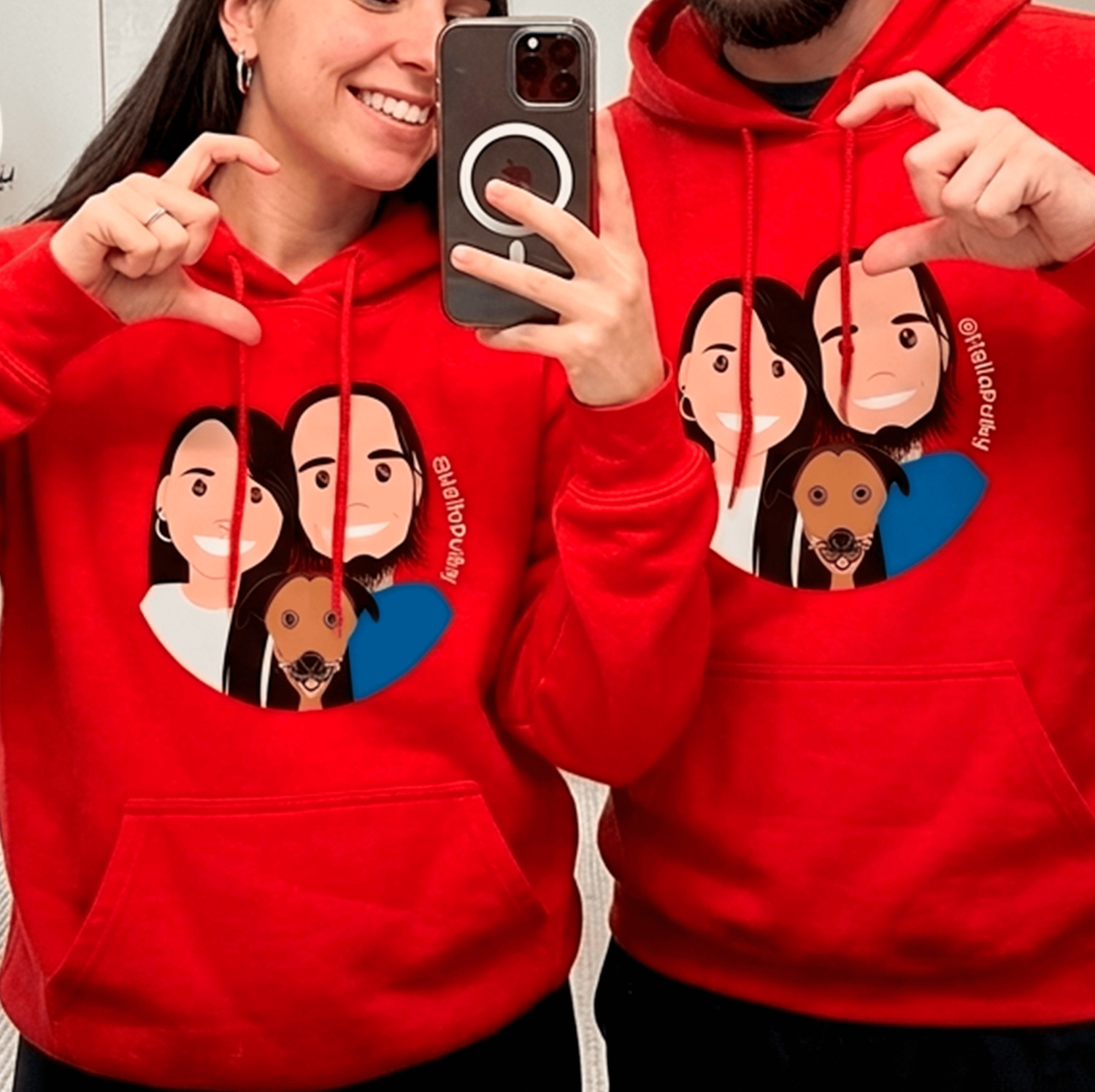 Novios usando sus buzos ilustrados estilo Puiky compartiendo un momento juntos.