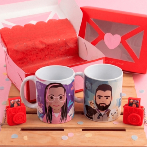 Regalos para el día del amor y la amistad con cajita de amor de dos mugs personalizados con dibujo de pareja e imanes.