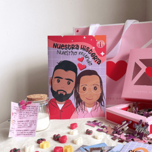 Regalos para el día del amor y la amistad creativos con álbum de láminas y sobres sorpresa.